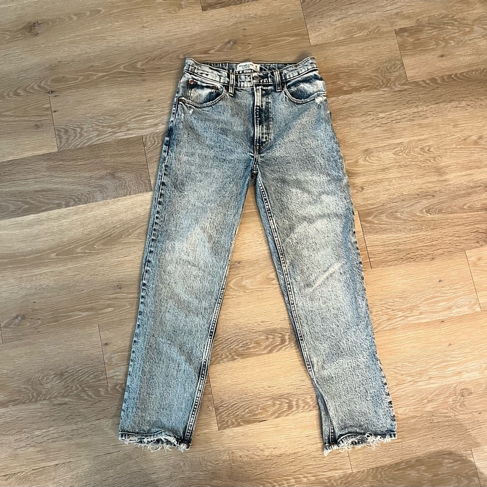 Abercrombie 90s Ultra high straight gram in acid wash with light distressing